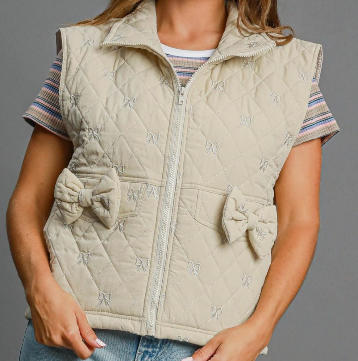Sleeveless quilted vest with bow embroidery