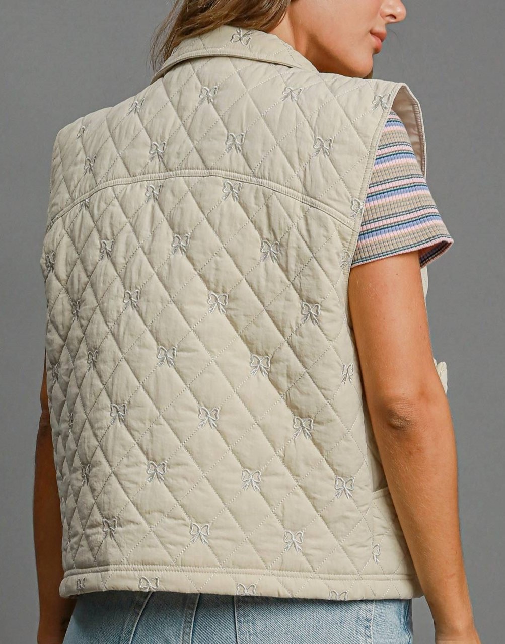 Sleeveless quilted vest with bow embroidery