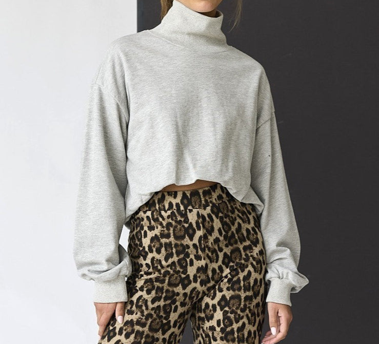 Bubble hem short turtle neck sweatshirt