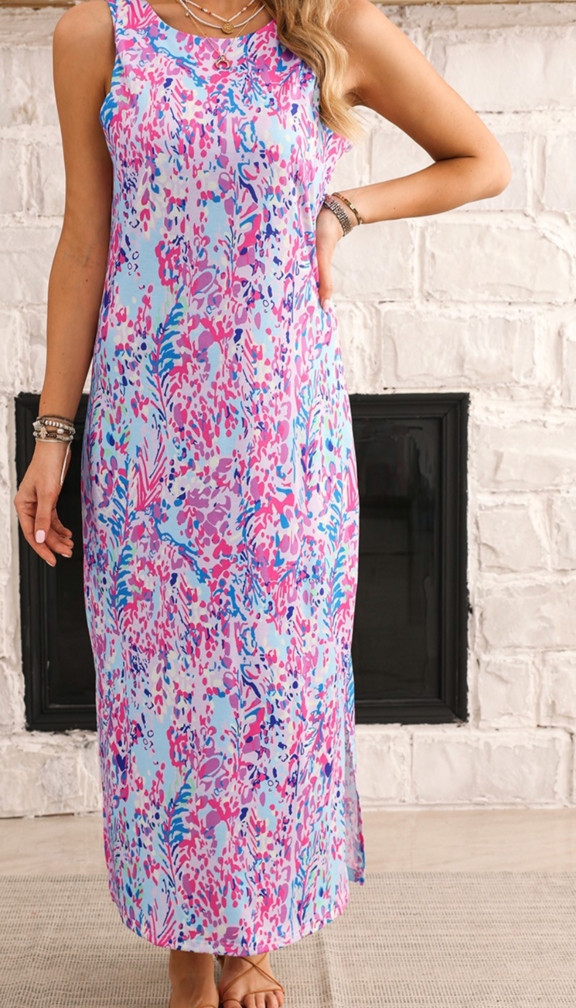 Abstract long fitted maxi