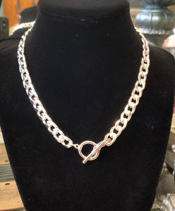 Linked chain with toggle choker